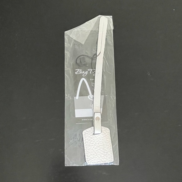 NWT “K•Carroll” Bag Tag, Monogram Letter "R" White Bag Tag with "Black" Letter - Picture 4 of 6
